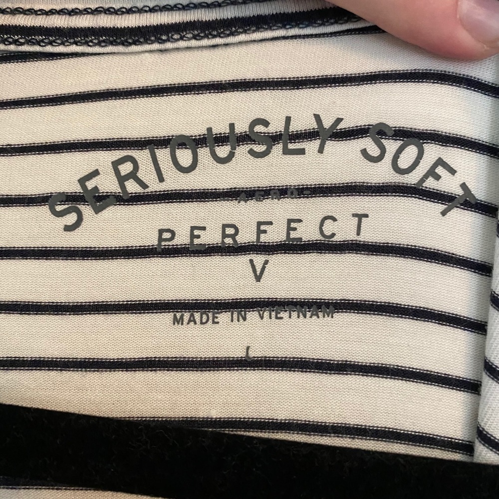 Striped v-neck - Picture 3 of 4